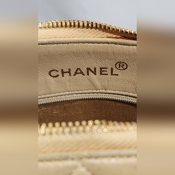 Chanel Dome 1996-1997 shoulder. 24k gold plated hardware. Card & Dustbag include - Picture 13 of 16